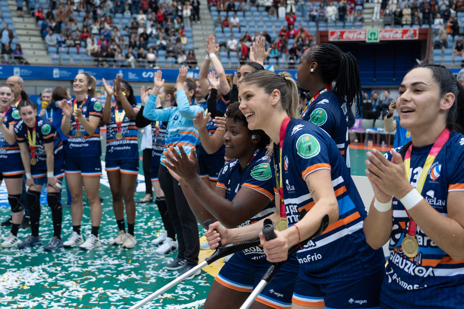 Mariane Fernandes, finaleko jokalari onena, eta Elke Karsten, final-laurdenetan orkatila bihurrituta, garaipena ospatzen. Mariane Fernandes, finaleko jokalari onena, eta Elke Karsten, final-laurdenetan orkatila bihurrituta, garaipena ospatzen.