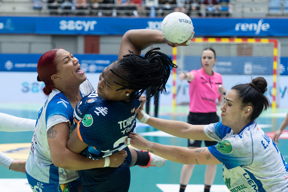 Lyndie Tchaptcheten indar erakustaldia, bi arerioen artean buelta emanez. Lyndie Tchaptcheten indar erakustaldia, bi arerioen artean buelta emanez.