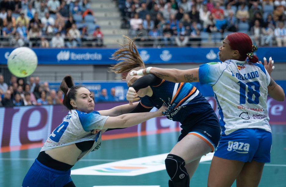 Malena Cavoren jaurtiketa, bi arerioen artetik. Malena Cavoren jaurtiketa, bi arerioen artetik.