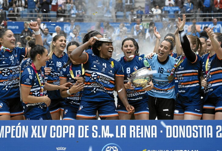 Bera Berako jokalariak, garaipena elkarrekin ospatzen; Menendezek, Kopa eskuan, eta Fernandesek, Koparen tapa buruan.