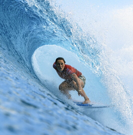 Ezkerrean, Carissa Moore hawaiiarra, tubo bat egiten; eta, eskuinean, Stephanie Gilmore australiarra, bira bat egiten.