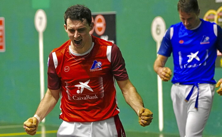 Jokin Altuna, tanto bat amorruz ospatzen, Dario Gomez atzean duela.