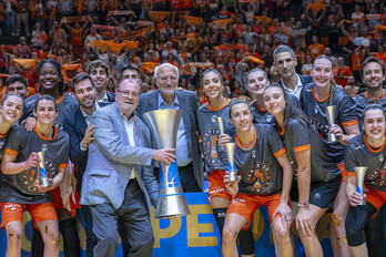 La plantilla de Valencia Basket, con la donostiarra Maria Eraunzetamurgil entre sus integrantes, posa con el trofeo de campeonas de liga.