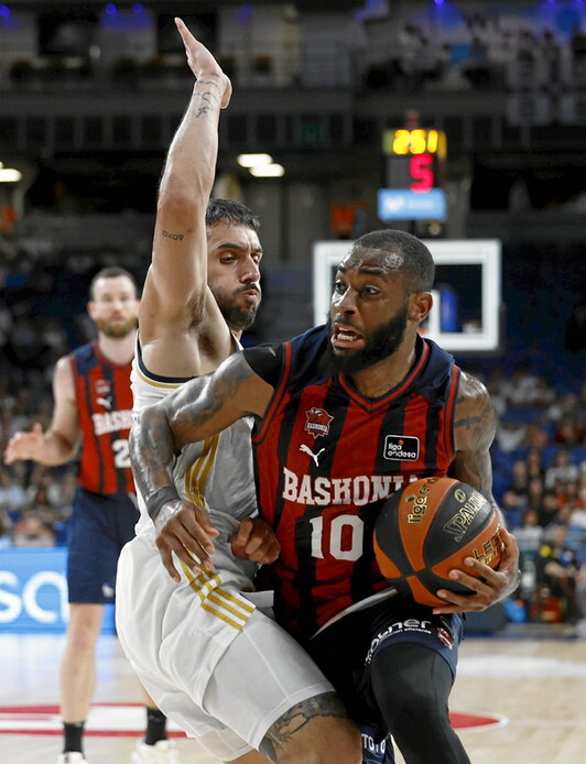 Killeya-Jones y Da Silva luchan en la zona.