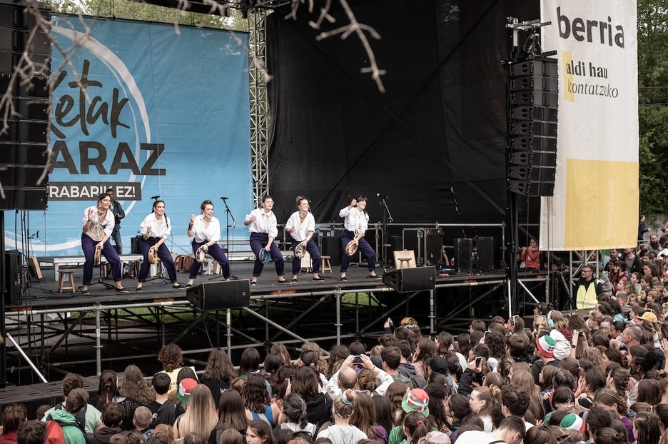 Le groupe Neomak a créé la chanson d'Herri Urrats de cette année. Le groupe Neomak a créé la chanson d'Herri Urrats de cette année.