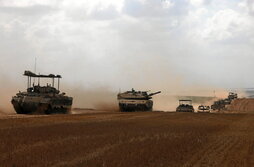 Movimiento de tanques israelíes, ayer a las puertas de la Franja de Gaza.