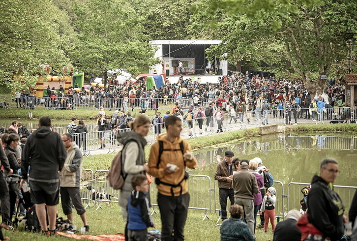 Zeru lainotuta, baina euri handirik ez. Iaz ez bezala, atzo, Herri Urratsen besta ohiko giro onean ospatu ahal izan zuten Beskoitzeko ikastolari sostengu ekartzera Senperera bertaratu ziren milaka eta milaka euskaltzaleek.