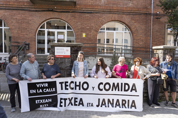Representantes de PIM-MIG, Apoyo Mutuo, Lantxotegi, Paris 365, Elkarte, Oxfan Intermon, Haritu y SOS Racismo Nafarroa, ante el Departamento de Derechos Sociales del Gobierno navarro.