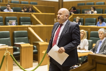 Iñigo Iturrate, parlamentario del PNV, se dirige hacia la tribuna de oradores.