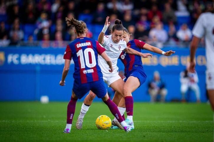 Ane Campos encara a Graham Hansen durante el encuentro de la primera vuelta.