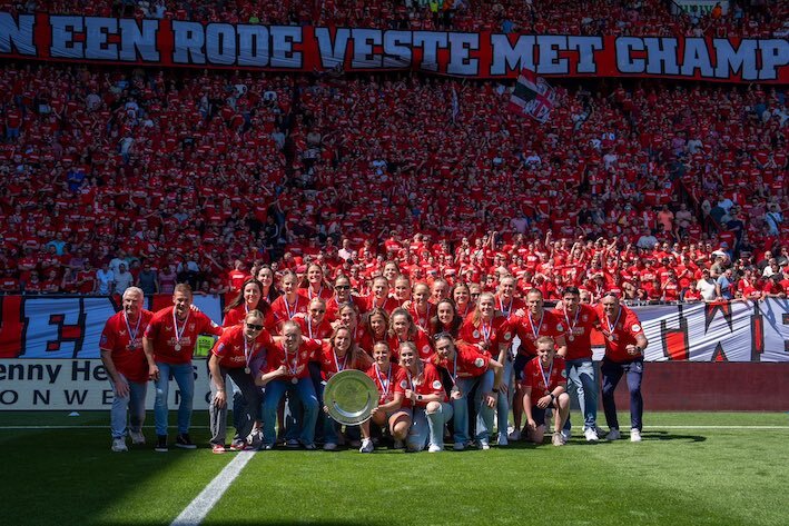 La plantilla del Twente fue homenajeada en el De Grolsch Veste. (Twente FC)