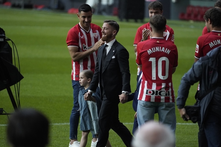 Muniainek taldekideak alboan izan ditu agur-ekitaldian.