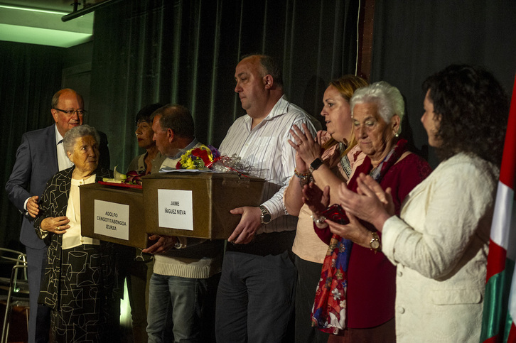 Adolfo Cengotitabengoa eta Jaime Iñiguezen senideek jaso dituzte milizianoen gorpuzkiak.