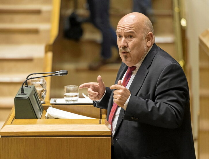 El jeltzale Iñigo Iturrate, en una intervención desde la tribuna de oradores del Parlamento.