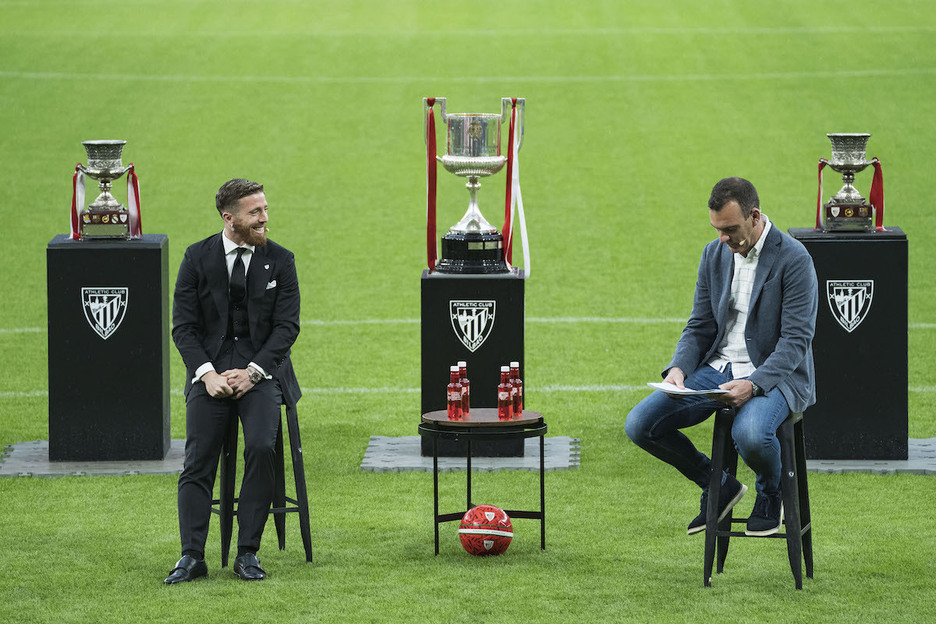 Iker Muniain, urduri baina irribarretsu, ekitaldian. Iker Muniain, urduri baina irribarretsu, ekitaldian.