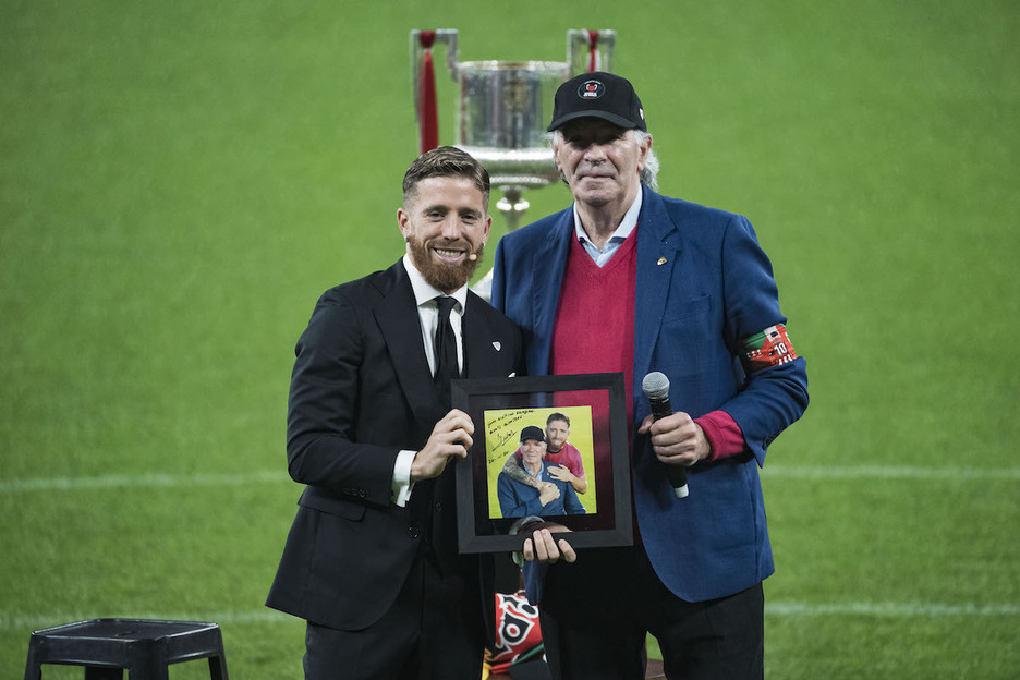 Jose Angel Iribar atezain mitikoak dedikatutako argazki bat oparitu dio. Jose Angel Iribar atezain mitikoak dedikatutako argazki bat oparitu dio.