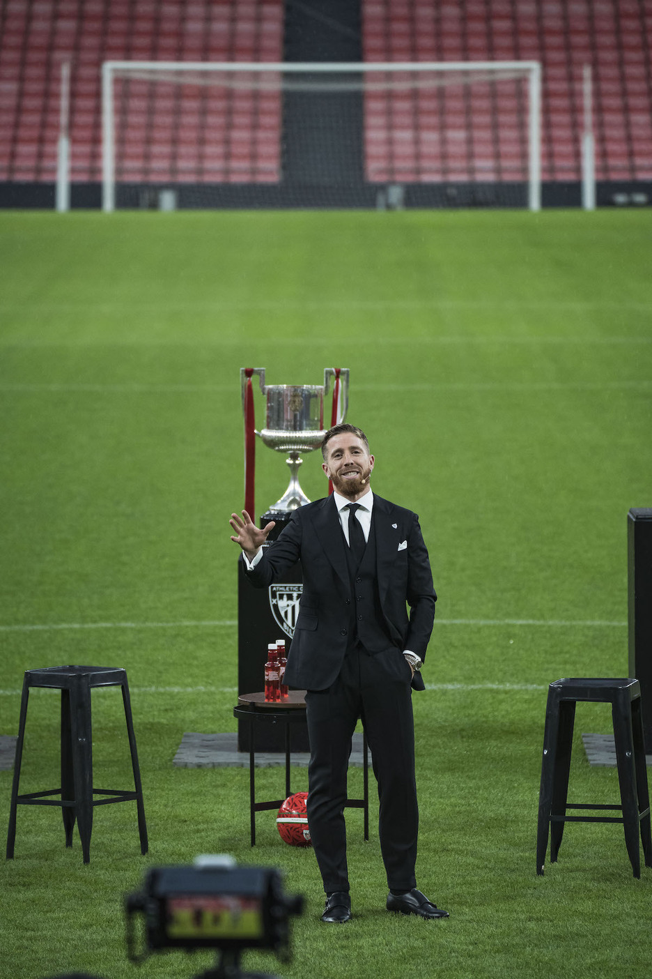 Muniain zaleei hitz batzuk eskaini dizkie. Muniain zaleei hitz batzuk eskaini dizkie.