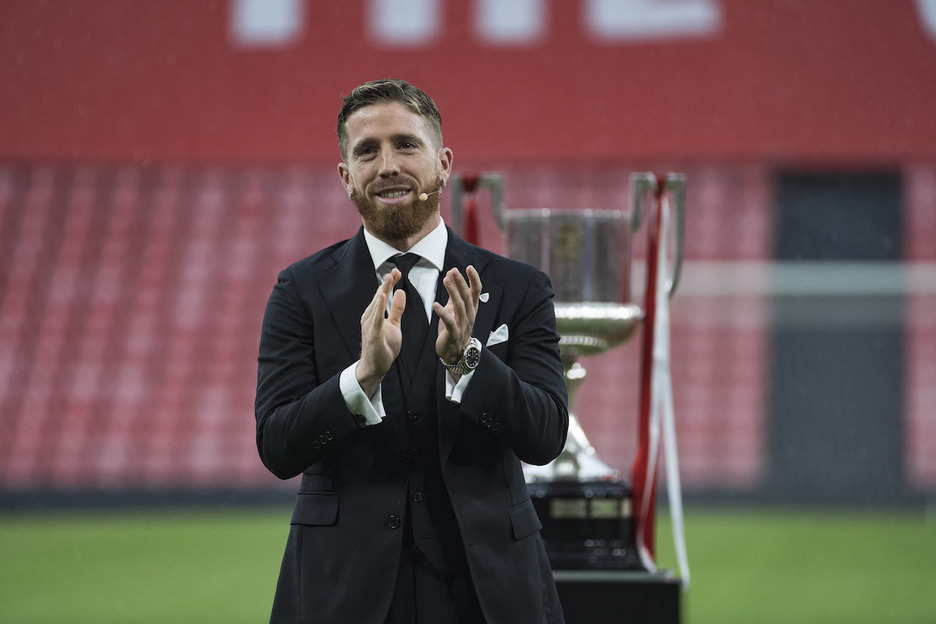 Iker Munian, hunkituta zaleei txaloka. Iker Munian, hunkituta zaleei txaloka.