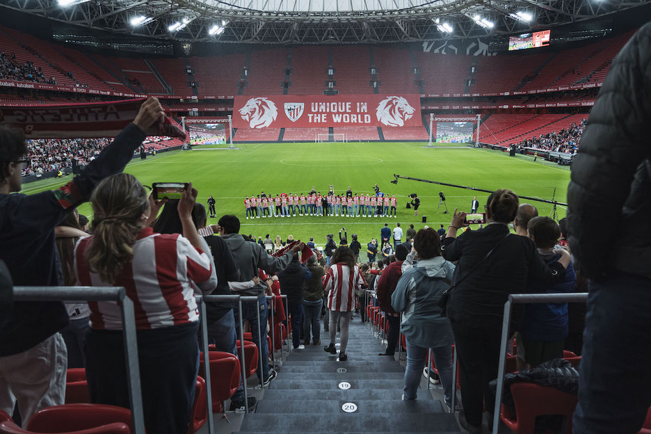 Taldekideekin batera, ekitaldiaren amaieran. Taldekideekin batera, ekitaldiaren amaieran.