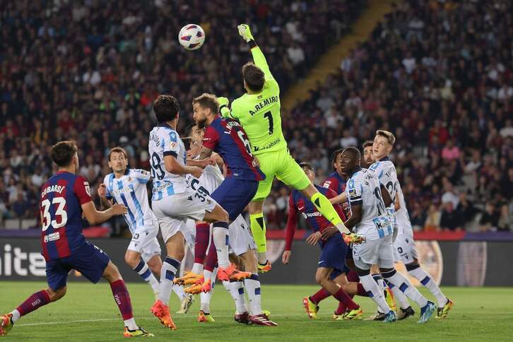 Álex Remiro se eleva para sacar un balón de puños ante Iñigo Martínez.