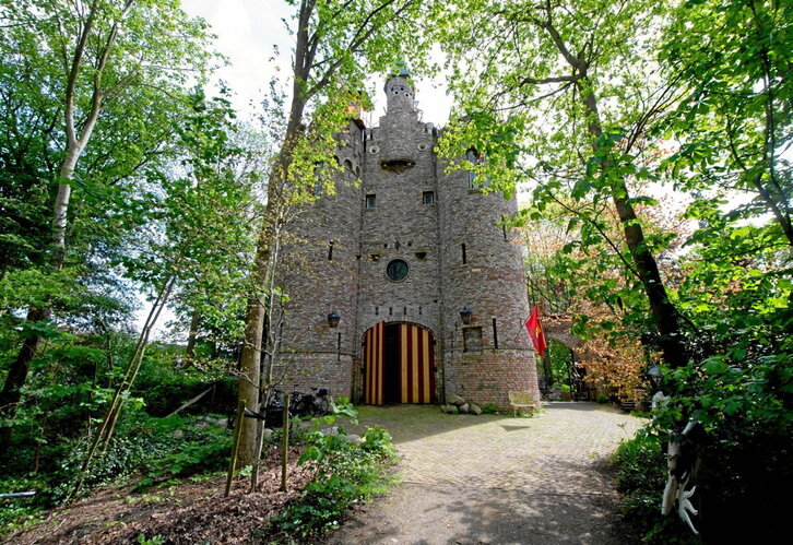 El castillo que Lord Gregorio tiene en el jardín trasero de su casa.