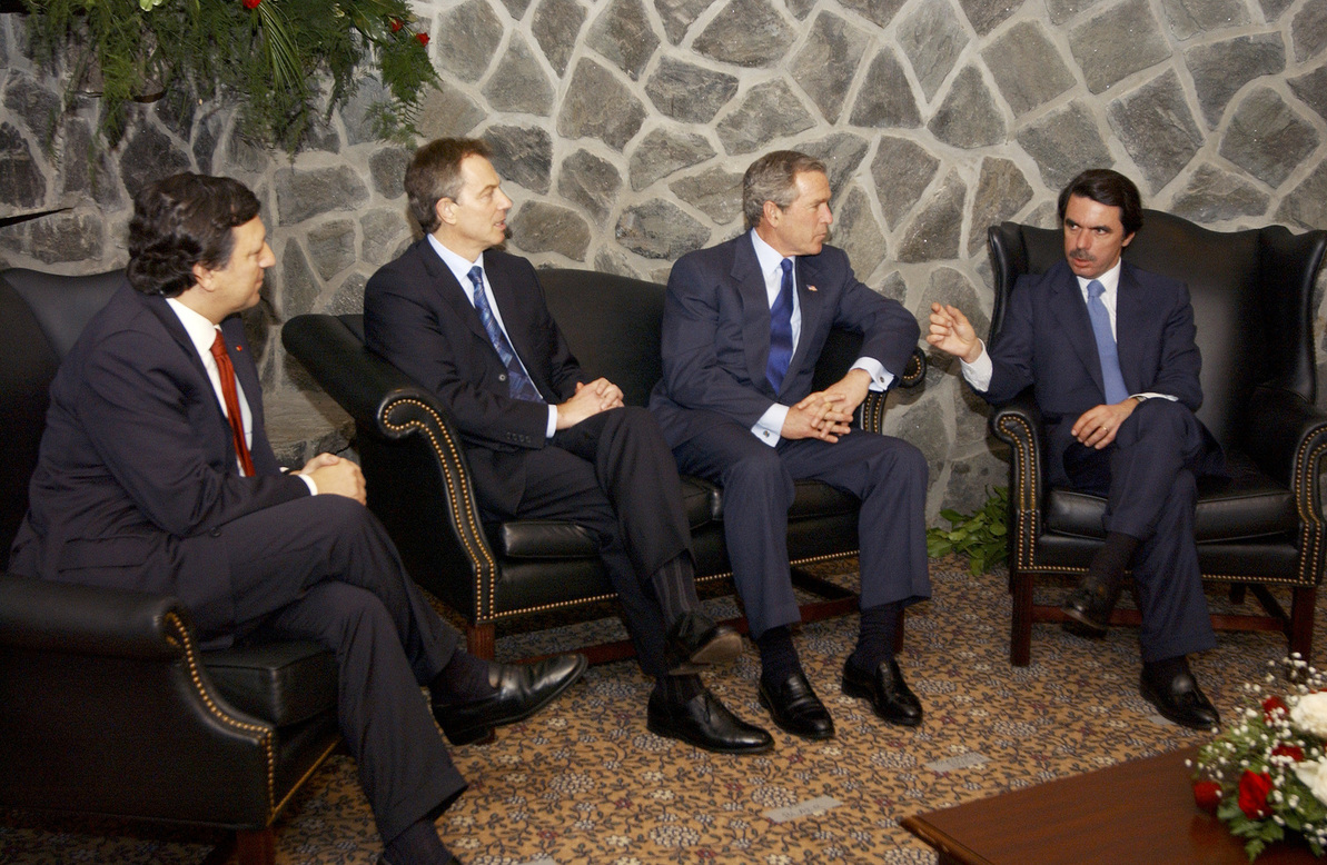 Cumbre de las Azores. De izquierda a derecha, el anfitrión José Manuel Durao Barroso, el primer ministro británico Tony Blair, el presidente de EEUU George W. Bush y el presidente español José María Aznar.