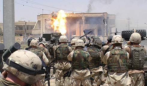 Soldados estadounidenses en combate durante la invasión de Irak. (Futuretrillionaire I WIKIPEDIA)