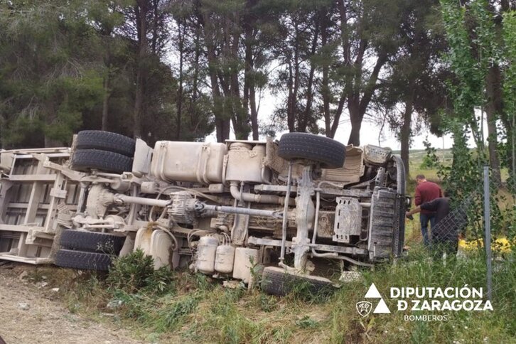 El camión siniestrado se salió de la calzada y volcó. 