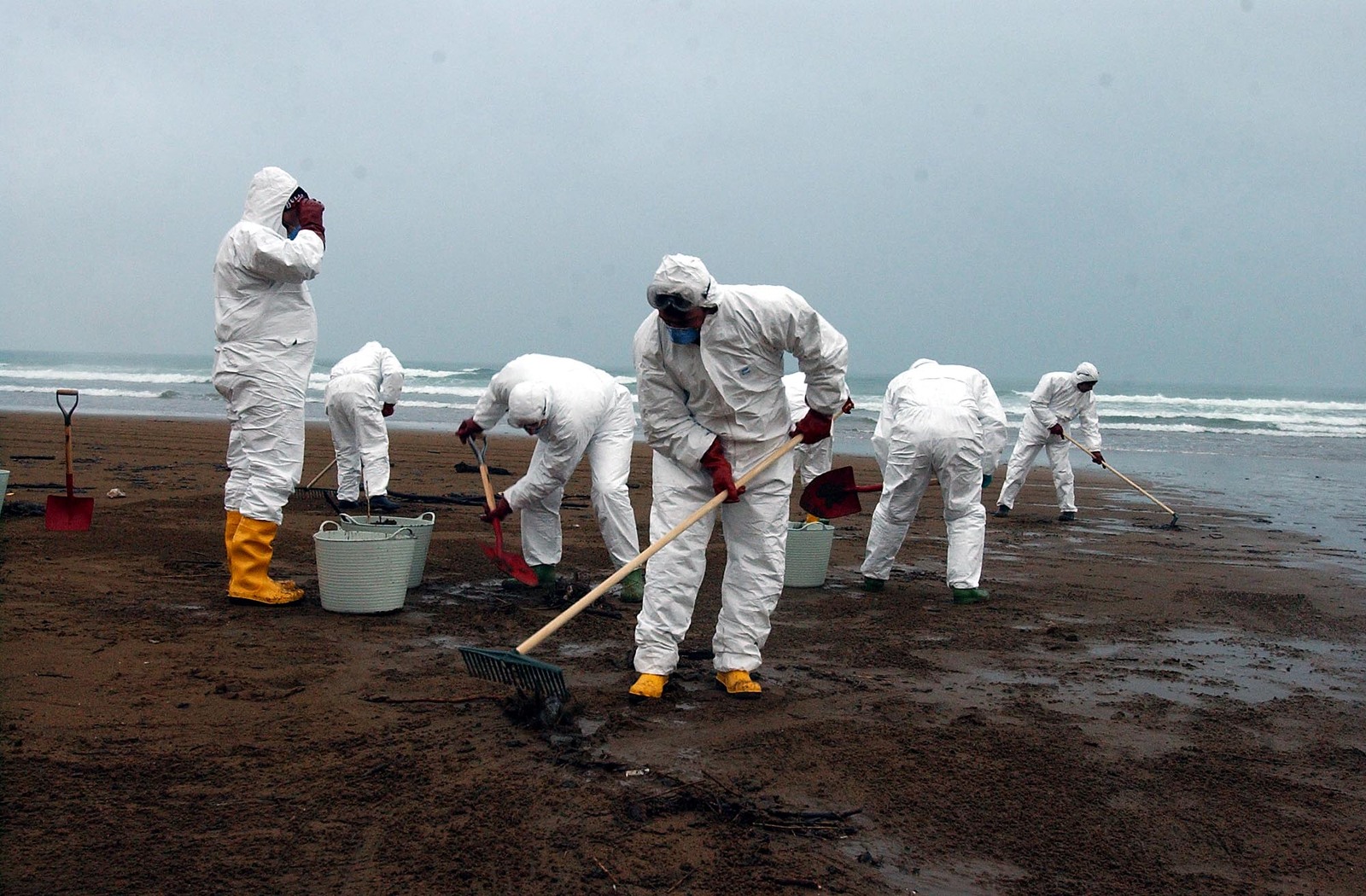 Tareas de limpieza del galipote en la playa de Sopela. (Luis JAUREGIALTZO I FOKU)