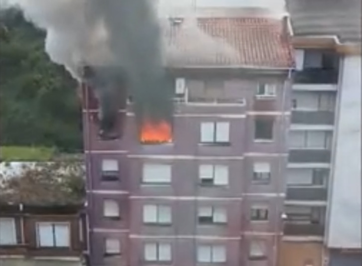 Las llamas saliendo por la ventana del cuarto piso.