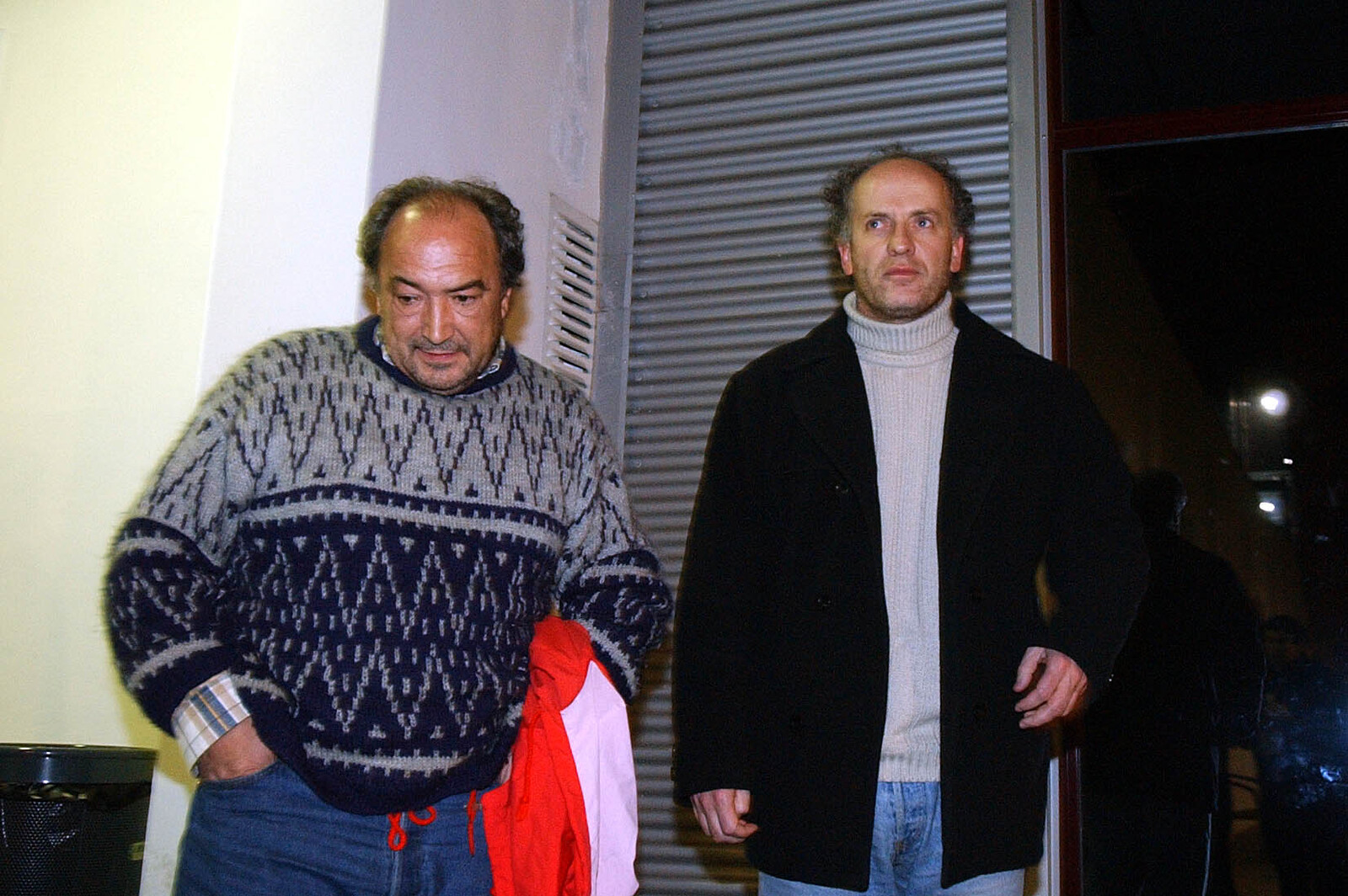 Recibimiento ante la sede clausurada de 'Egunkaria' de su director, Martxelo Otamendi, y del consejero Luis Goia, tras su liberación después de cinco días de detención. (Andoni CANELLADA I FOKU)