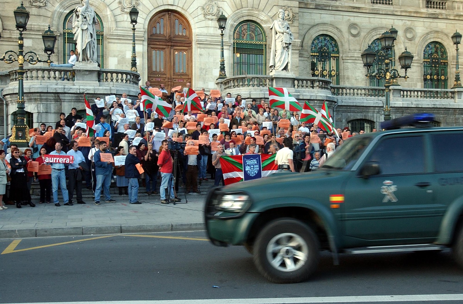 Concentración de protesta ante el Ayuntamiento de Bilbo por la operación de cierre y detención de cargos de Udalbiltza. (Luis JAUREGIALTZO I FOKU)