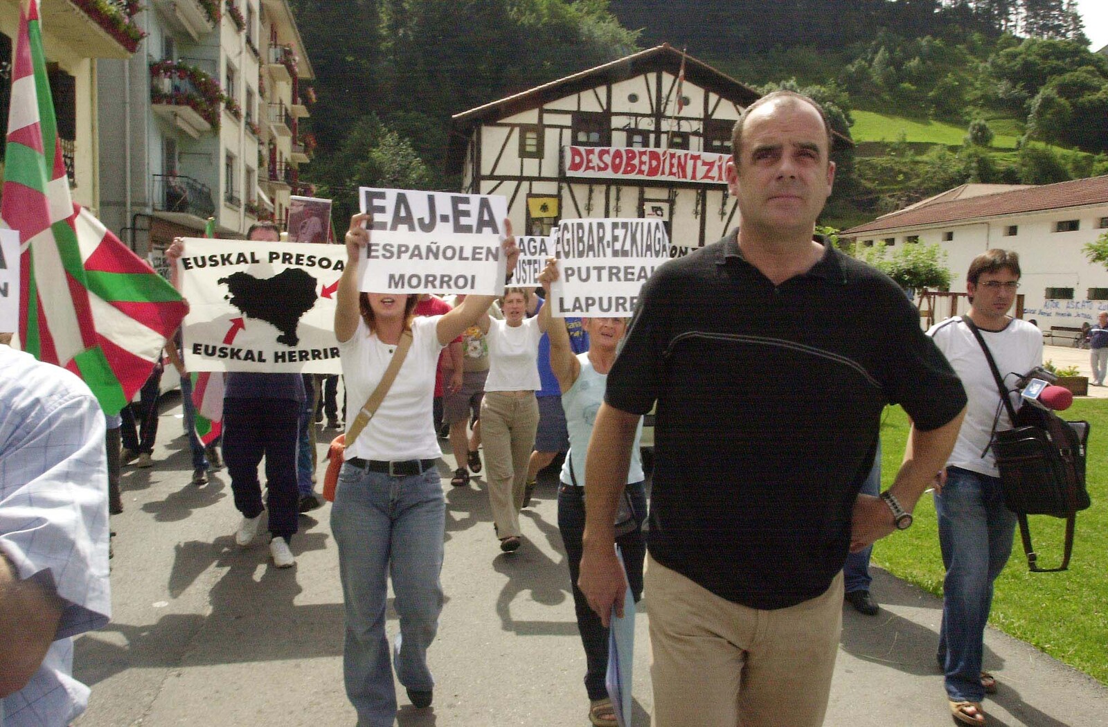 Vecinos de Lizartza increpan al portavoz del EBB del PNV, Joseba Egibar, tras ser investido como alcalde tras la exclusión de los apoyos de la plataforma abertzale local. (Jon URBE I FOKU)