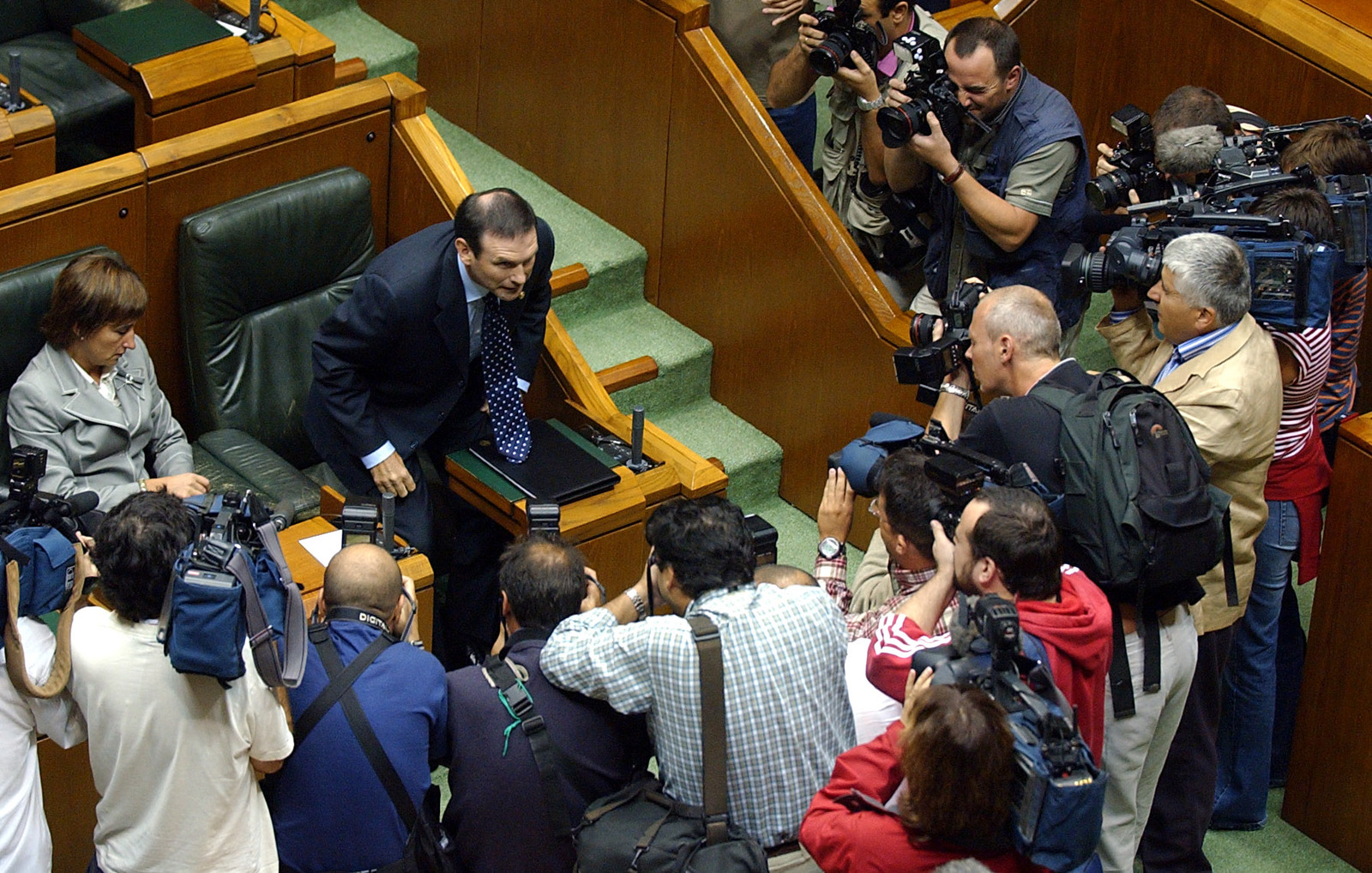 Fotógrafos rodean al lehendakari Ibarretxe durante la sesión parlamentaria en que presentó su Plan para la Convivencia. (Raúl BOGAJO I FOKU)