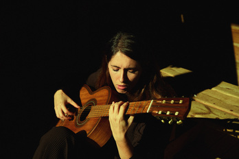 XX. mende hasierako gitarra bat erabili du Amaia Mirandak ‘Mientras vivas brilla’ diskoa grabatzeko.