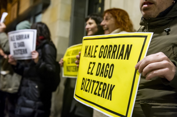 Una concentración de protesta contra un desahucio en Gasteiz.