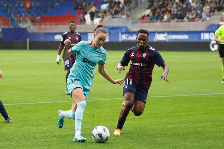 Matlou intenta evitar el centro de Graham Hansen.