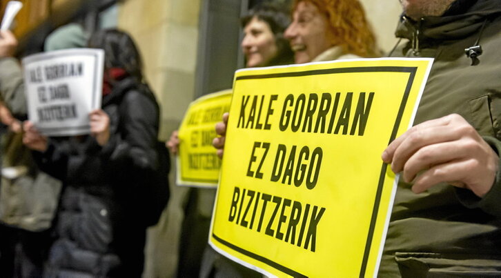 Una concentración de protesta contra un desahucio en Gasteiz.