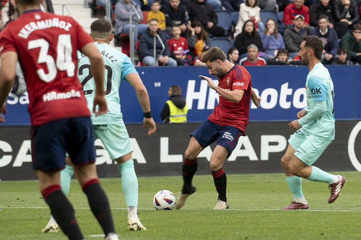 Con este disparo, Moncayola ha adelantado a los rojillos rozando el primer cuarto de hora.
