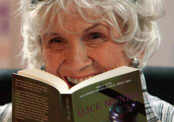Alice Munro, con una de sus obras, cuando recibió el Premio Man Booker en 2009 en Dublín.