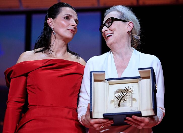 Meryl Streep recibió de la mano de Juliette Binoche la Palma de Oro de Honor por toda su carrera. 