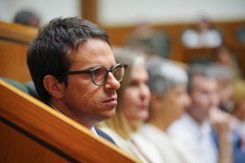 Pello Otxandiano, en su escaño del Parlamento de Gasteiz este martes.
