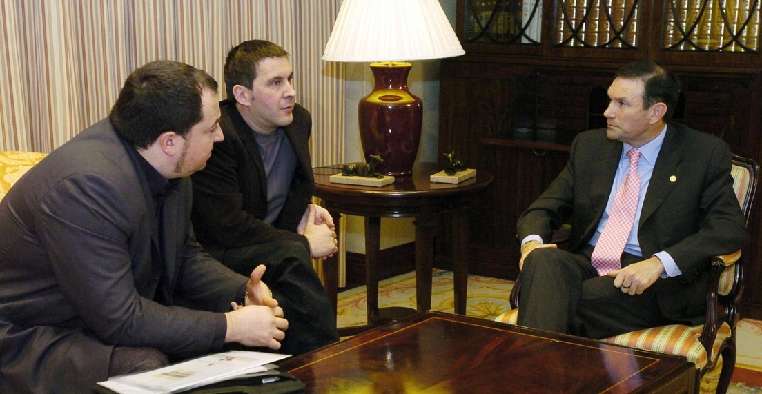 Juan Jose Ibarretxe lehendakaria Pernando Barrena eta Arnaldo Otegi ordezkari abertzaleekin bildu zen 2005eko urtarrilean.