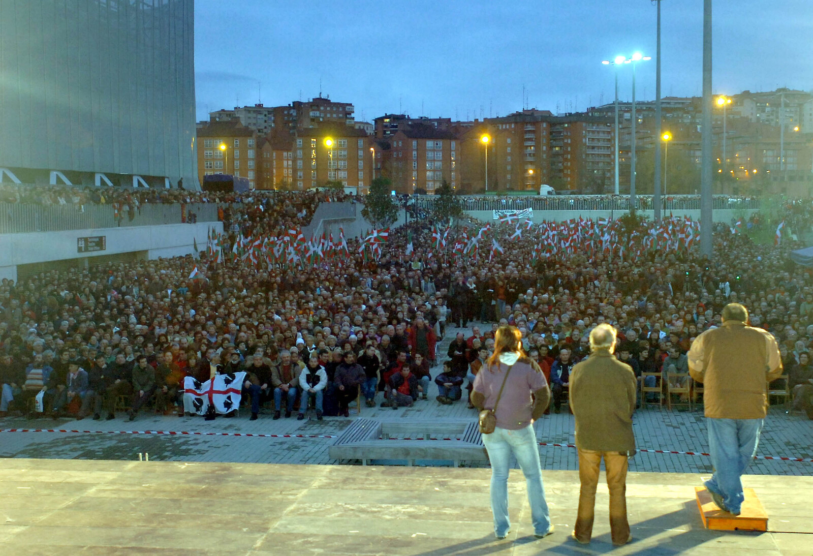 Miles de personas se congregaron en el exterior del BEC de Barakaldo tras la prohibición del acto de la izquierda abertzale. (Monika DEL VALLE I FOKU)