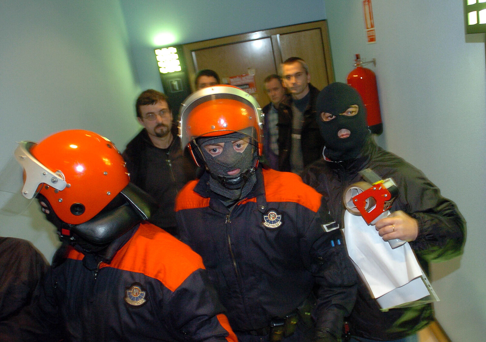 Efectivos de la Ertzaintza precintan la sede de Batasuna en la operación policial ordenada por el juez Fernando Grande-Marlaska. (Juan Carlos RUIZ I FOKU)