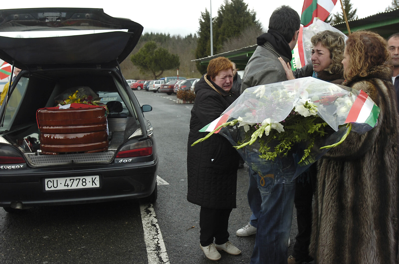 Familiares reciben en Altube el coche fúnebre que traslada al preso fallecido Igor Angulo. (Raúl BOGAJO I FOKU)