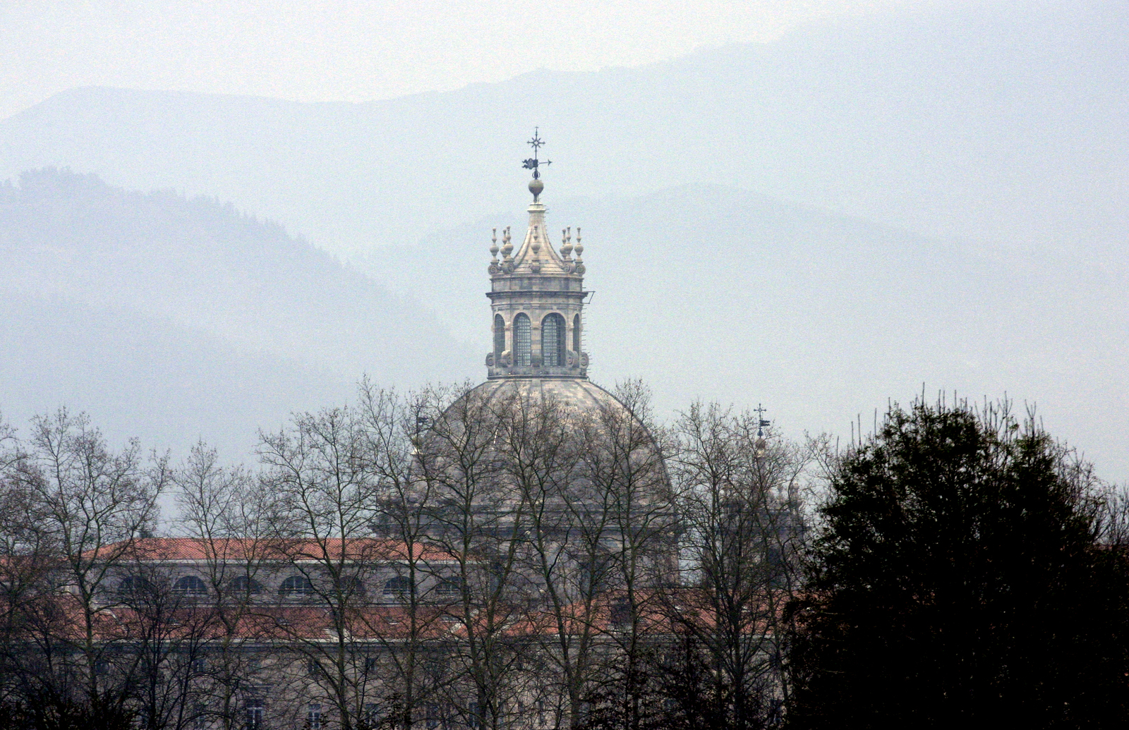 Vista desde la lejanía del santuario de Loiola, en cuyas instalaciones tuvieron lugar los encuentros entre PNV, PSE y Batasuna. (Gotzon ARANBURU I FOKU)