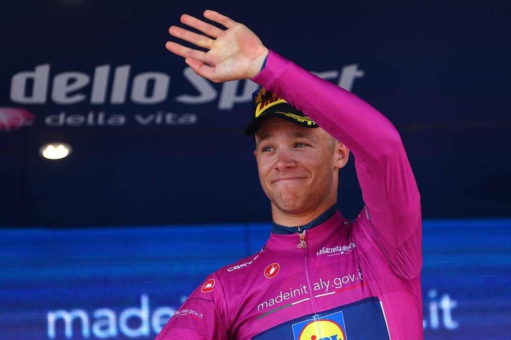 Jonathan Milan ha reforzado su maglia ciclamino con su victoria.