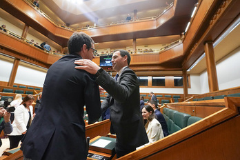 En el pleno del martes Otxandiano se acercó al escaño de Pradales para saludarle.