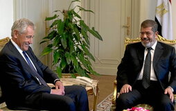 Mohamed Morsi, en 2013 con el entonces secretario de Defensa de EEUU, Chuck Hagel.